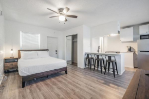Spacious Studio Apartment near Nightlife & Dining!